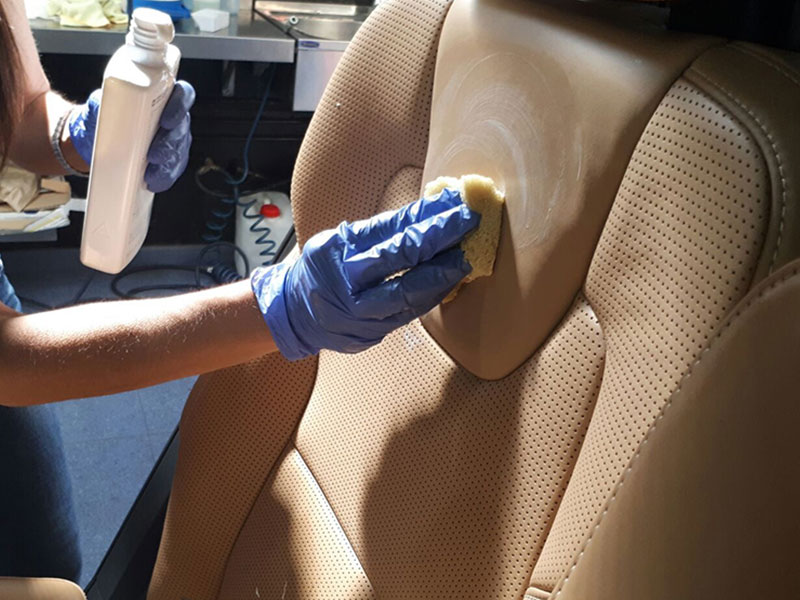 Limpieza interior coche precio: cuánto cuesta limpiar tu coche por dentro